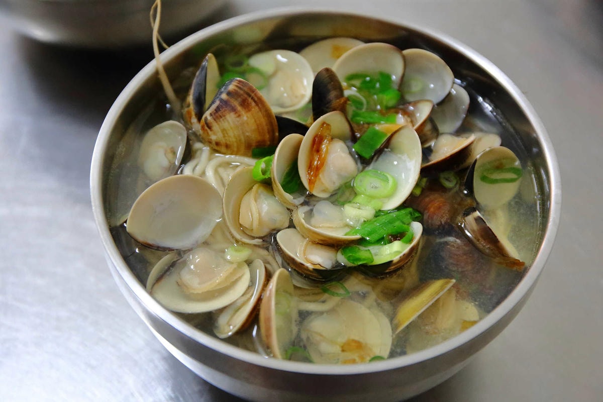 【食。中壢】南桃吳記蛤蜊麵〜內壢美食特色在地小吃。銅板價給你滿滿的蛤蜊,真是俗又「大碗」!