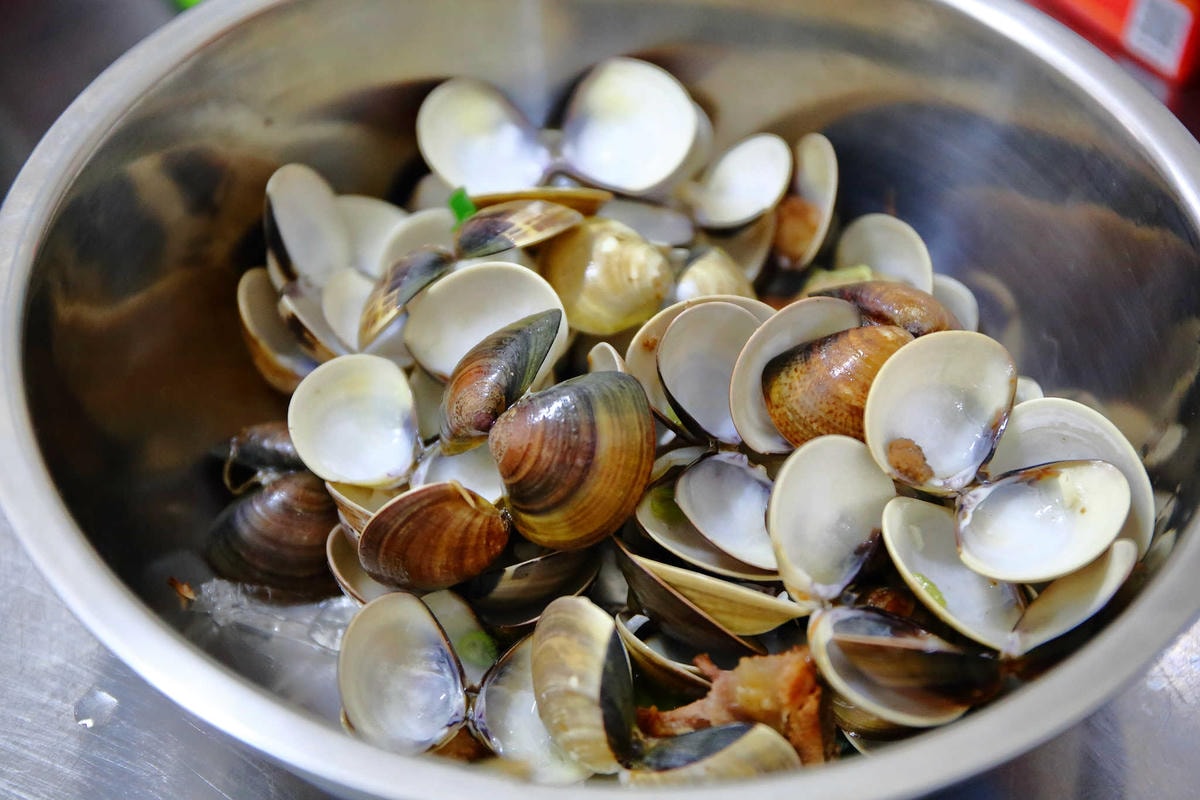 【食。中壢】南桃吳記蛤蜊麵〜內壢美食特色在地小吃。銅板價給你滿滿的蛤蜊,真是俗又「大碗」!