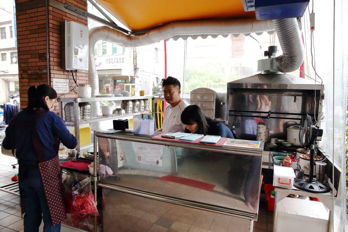 【食。中壢】南桃吳記蛤蜊麵〜內壢美食特色在地小吃。銅板價給你滿滿的蛤蜊,真是俗又「大碗」!