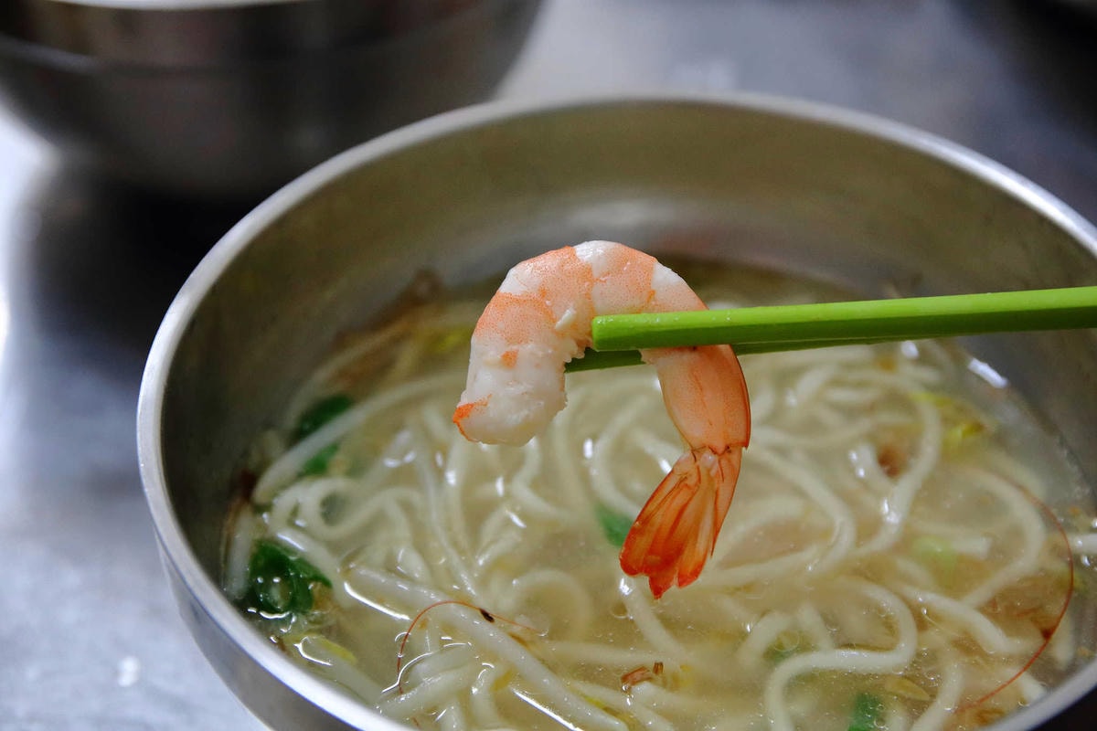 【食。中壢】南桃吳記蛤蜊麵〜內壢美食特色在地小吃。銅板價給你滿滿的蛤蜊,真是俗又「大碗」!