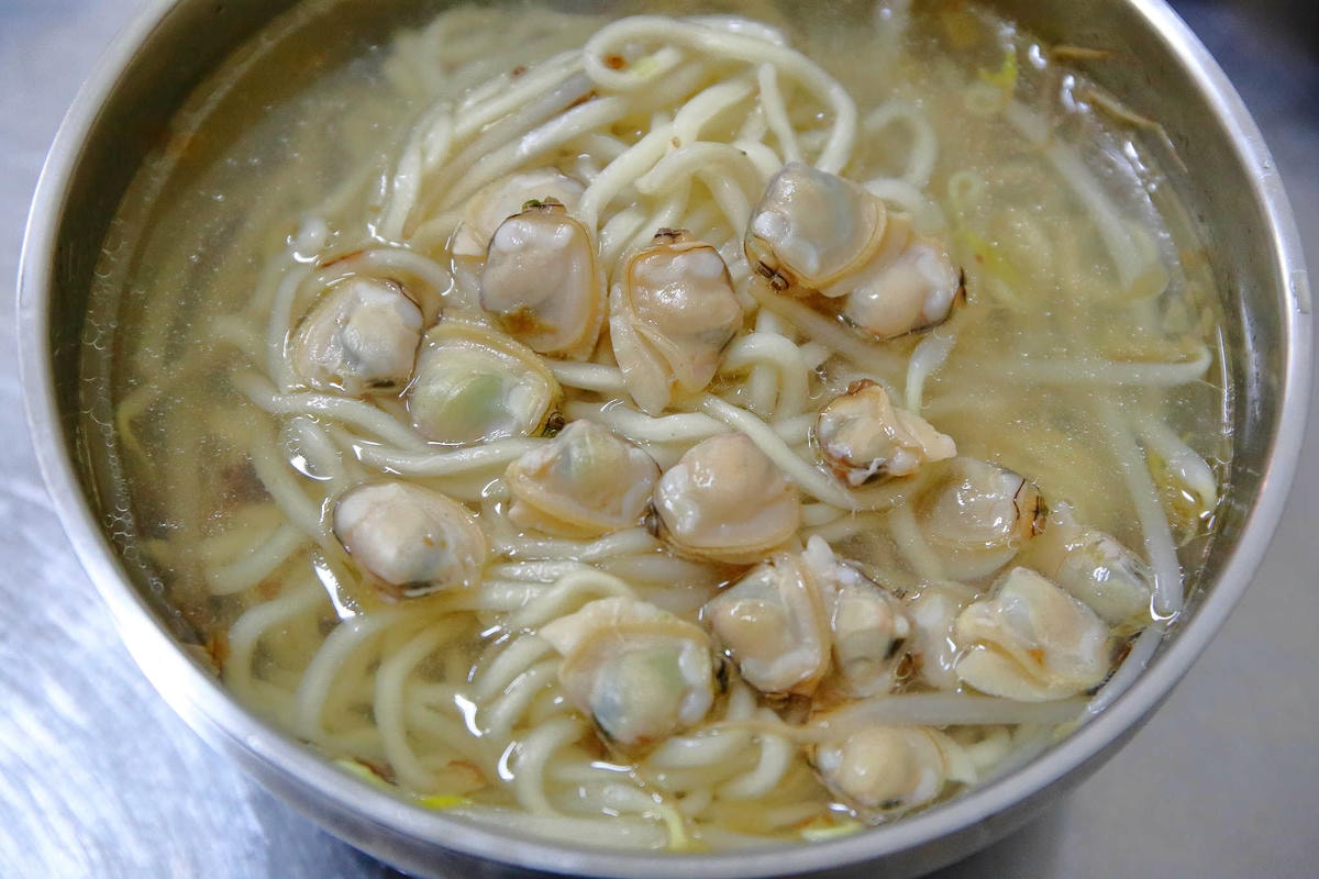 【食。中壢】南桃吳記蛤蜊麵〜內壢美食特色在地小吃。銅板價給你滿滿的蛤蜊,真是俗又「大碗」!