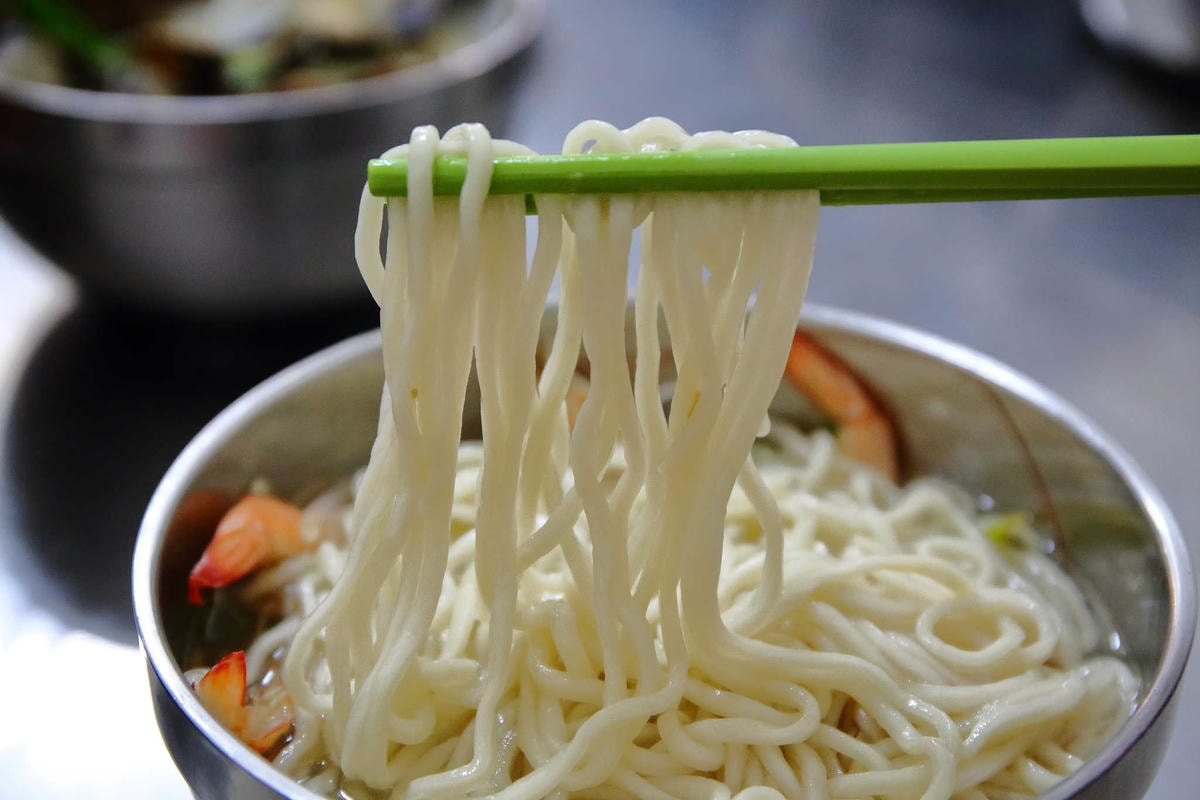 【食。中壢】南桃吳記蛤蜊麵〜內壢美食特色在地小吃。銅板價給你滿滿的蛤蜊,真是俗又「大碗」!