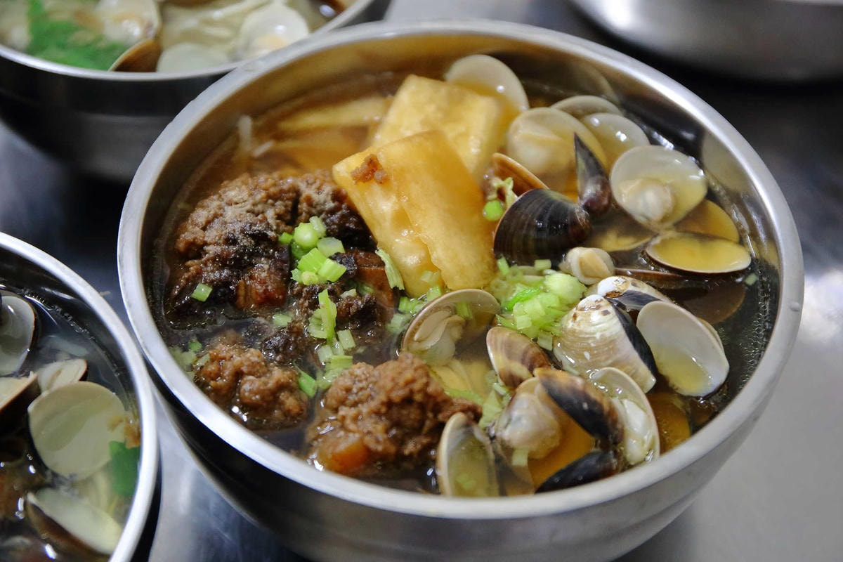 【食。中壢】南桃吳記蛤蜊麵〜內壢美食特色在地小吃。銅板價給你滿滿的蛤蜊,真是俗又「大碗」!