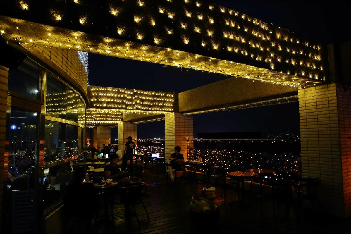 【食。桃園】大園101景觀餐廳〜桃園全新景觀餐廳。航空迷最愛！極光、燈海、飛機起降盡收眼底！(親子寵物友善餐廳)