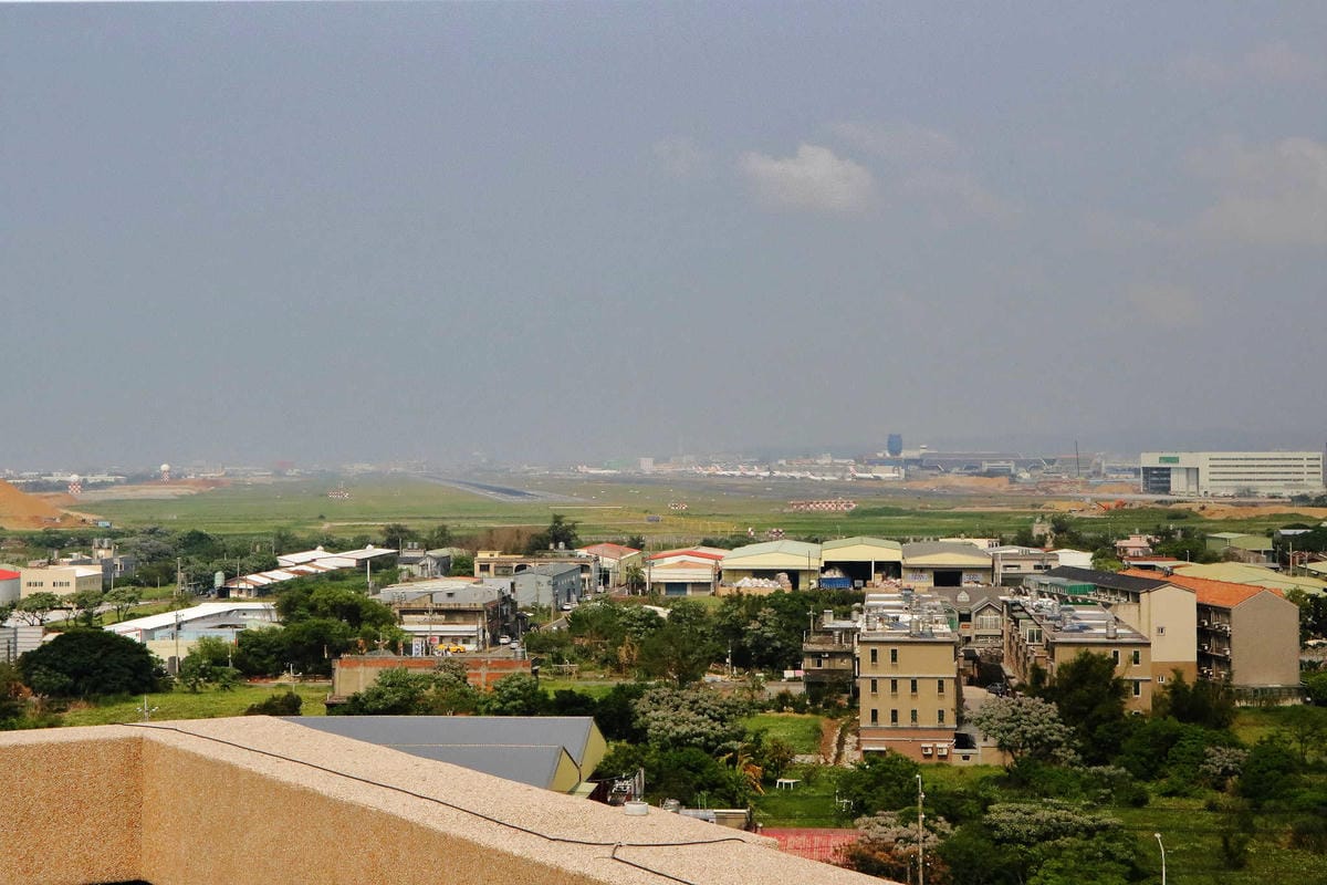 【食。桃園】大園101景觀餐廳〜桃園全新景觀餐廳。航空迷最愛！極光、燈海、飛機起降盡收眼底！(親子寵物友善餐廳)