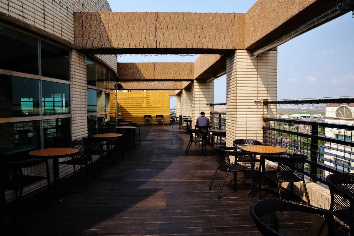 【食。桃園】大園101景觀餐廳〜桃園全新景觀餐廳。航空迷最愛！極光、燈海、飛機起降盡收眼底！(親子寵物友善餐廳)