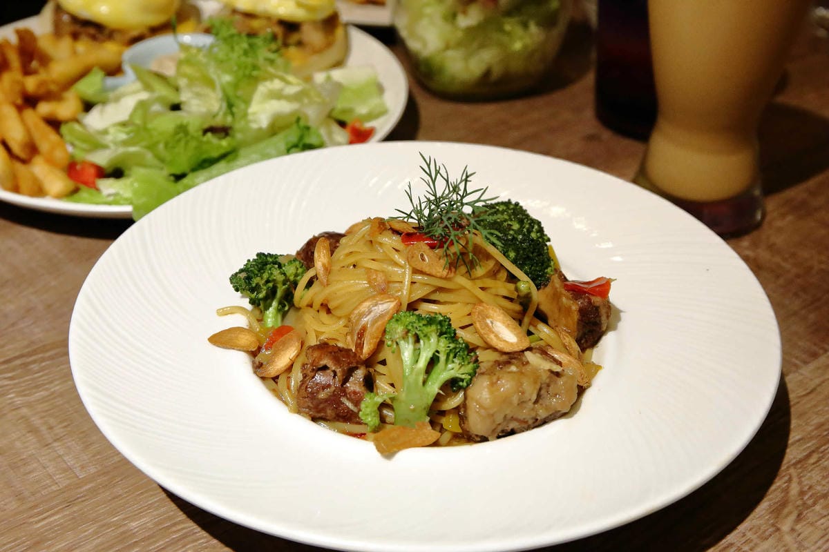 【食。永和】貓子曬太陽〜親子寵物友善餐廳。隱身巷弄的老宅且充滿歐風餐廳氛圍，CP值高的創意義式料理+早午餐