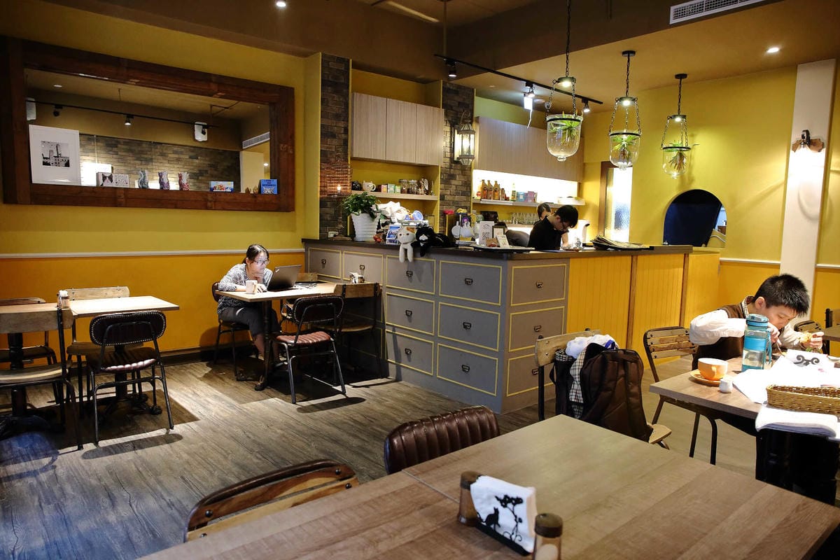 【食。永和】貓子曬太陽〜親子寵物友善餐廳。隱身巷弄的老宅且充滿歐風餐廳氛圍，CP值高的創意義式料理+早午餐