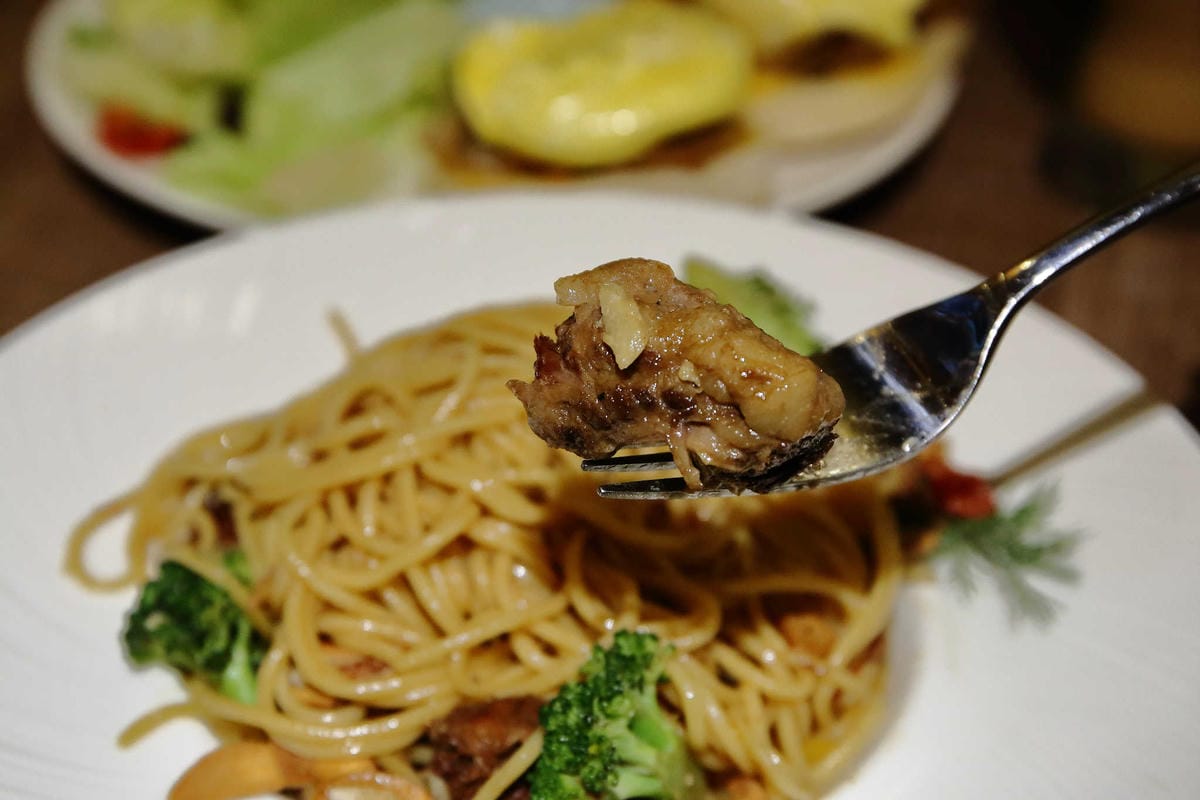 【食。永和】貓子曬太陽〜親子寵物友善餐廳。隱身巷弄的老宅且充滿歐風餐廳氛圍，CP值高的創意義式料理+早午餐