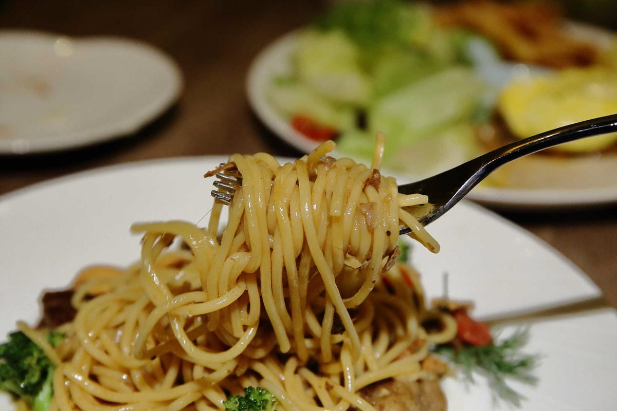 【食。永和】貓子曬太陽〜親子寵物友善餐廳。隱身巷弄的老宅且充滿歐風餐廳氛圍，CP值高的創意義式料理+早午餐