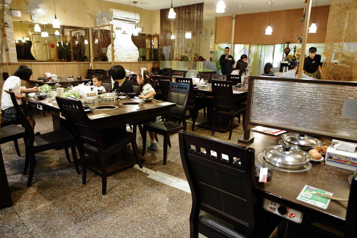 【食。新莊】喜園風味涮涮鍋〜新莊火鍋推薦！人氣老字號火鍋店海陸大餐，涮涮鍋界的LV！