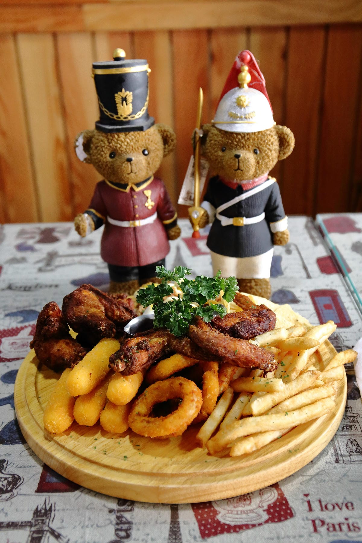 【食。新竹】紳士帽英式主題餐廳〜英國風親子寵物友善餐廳，英倫風X鄉村風X摩登帽IG拍照，品嘗著異國料理的滋味(已歇業)