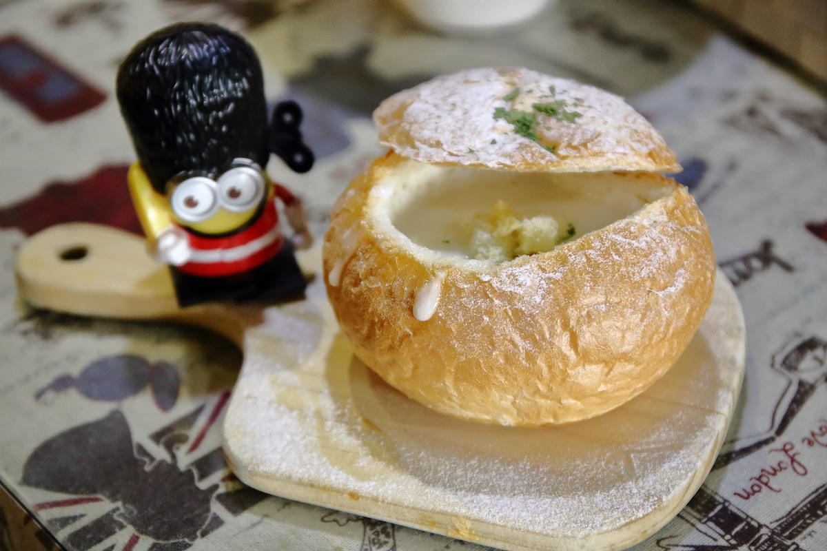 【食。新竹】紳士帽英式主題餐廳〜英國風親子寵物友善餐廳，英倫風X鄉村風X摩登帽IG拍照，品嘗著異國料理的滋味(已歇業)