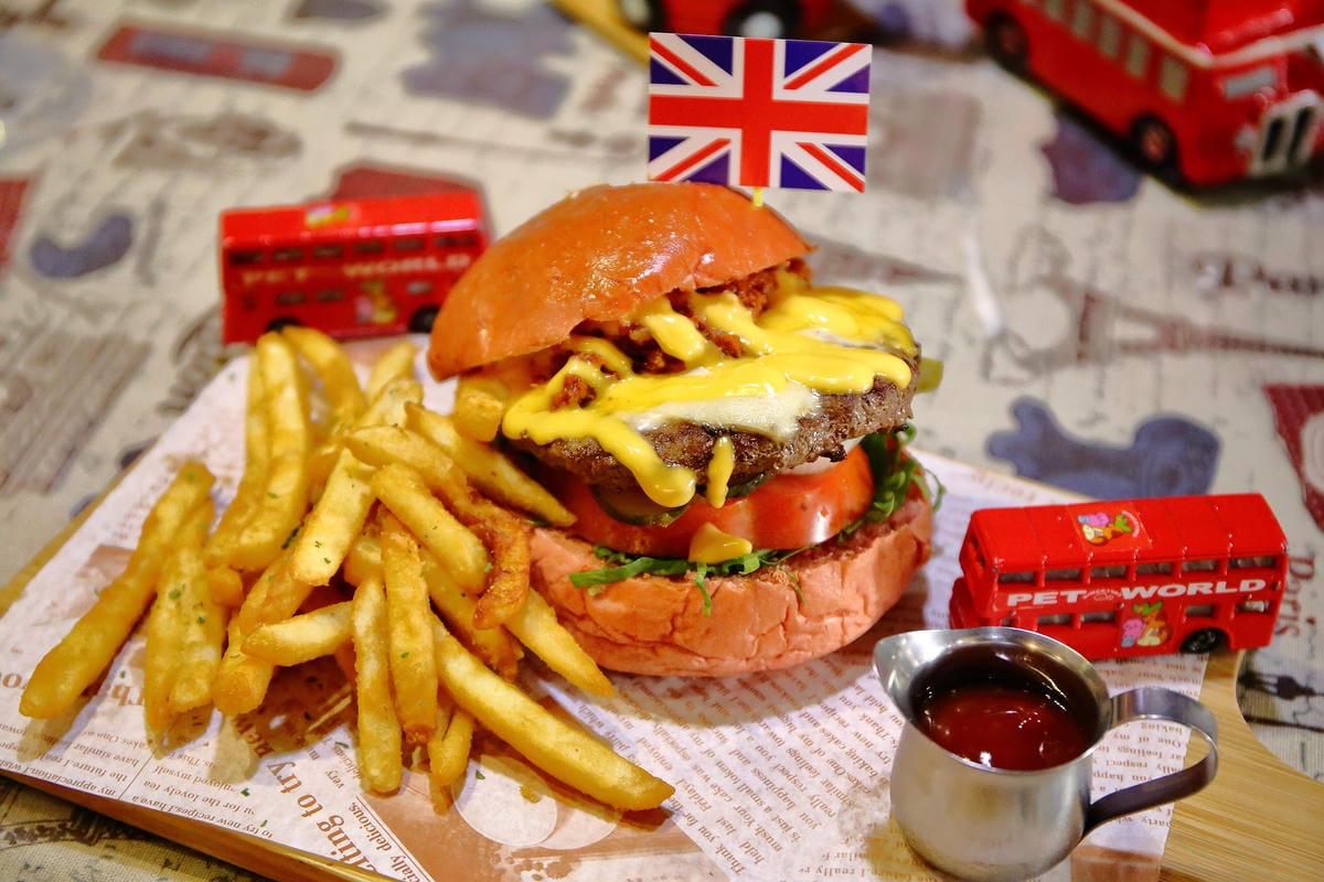 【食。新竹】紳士帽英式主題餐廳〜英國風親子寵物友善餐廳，英倫風X鄉村風X摩登帽IG拍照，品嘗著異國料理的滋味(已歇業)