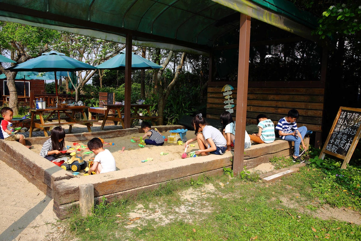 【遊。新竹】松湖休閒親子莊園〜新竹親子景點。沙坑/戲水池/溜滑梯/草皮/釣魚,讓爸媽、小孩都能放鬆的休閒農場