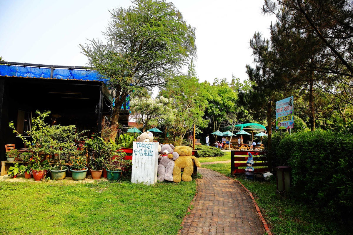 【遊。新竹】松湖休閒親子莊園〜新竹親子景點。沙坑/戲水池/溜滑梯/草皮/釣魚,讓爸媽、小孩都能放鬆的休閒農場