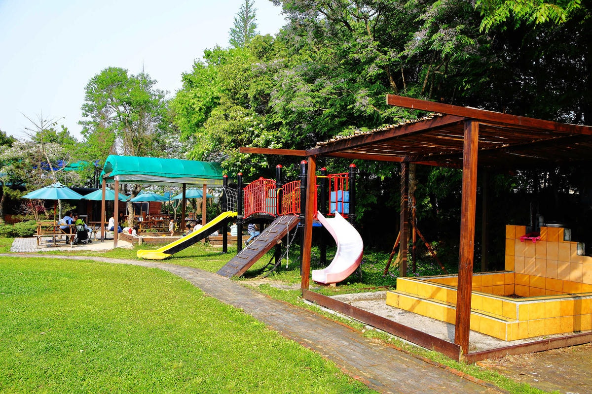 【遊。新竹】松湖休閒親子莊園〜新竹親子景點。沙坑/戲水池/溜滑梯/草皮/釣魚,讓爸媽、小孩都能放鬆的休閒農場