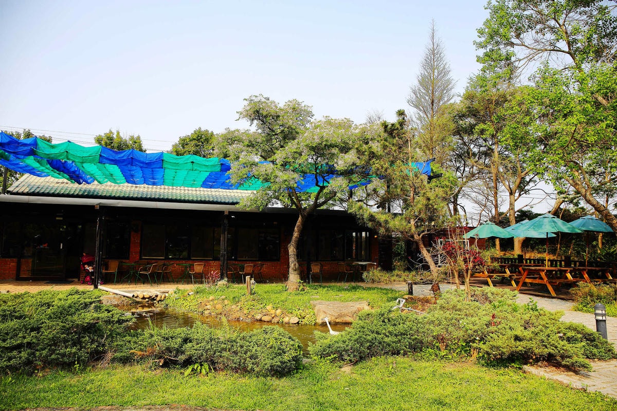 【遊。新竹】松湖休閒親子莊園〜新竹親子景點。沙坑/戲水池/溜滑梯/草皮/釣魚,讓爸媽、小孩都能放鬆的休閒農場