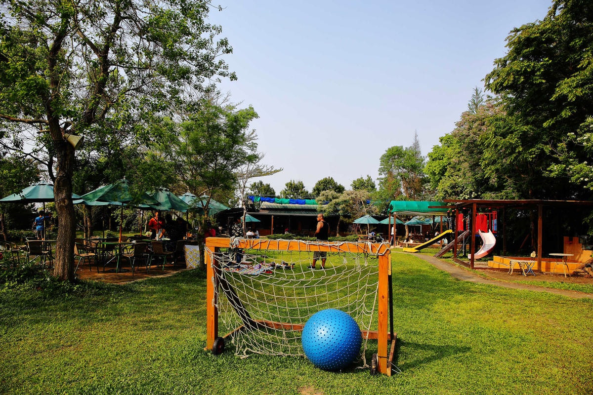 【遊。新竹】松湖休閒親子莊園〜新竹親子景點。沙坑/戲水池/溜滑梯/草皮/釣魚,讓爸媽、小孩都能放鬆的休閒農場