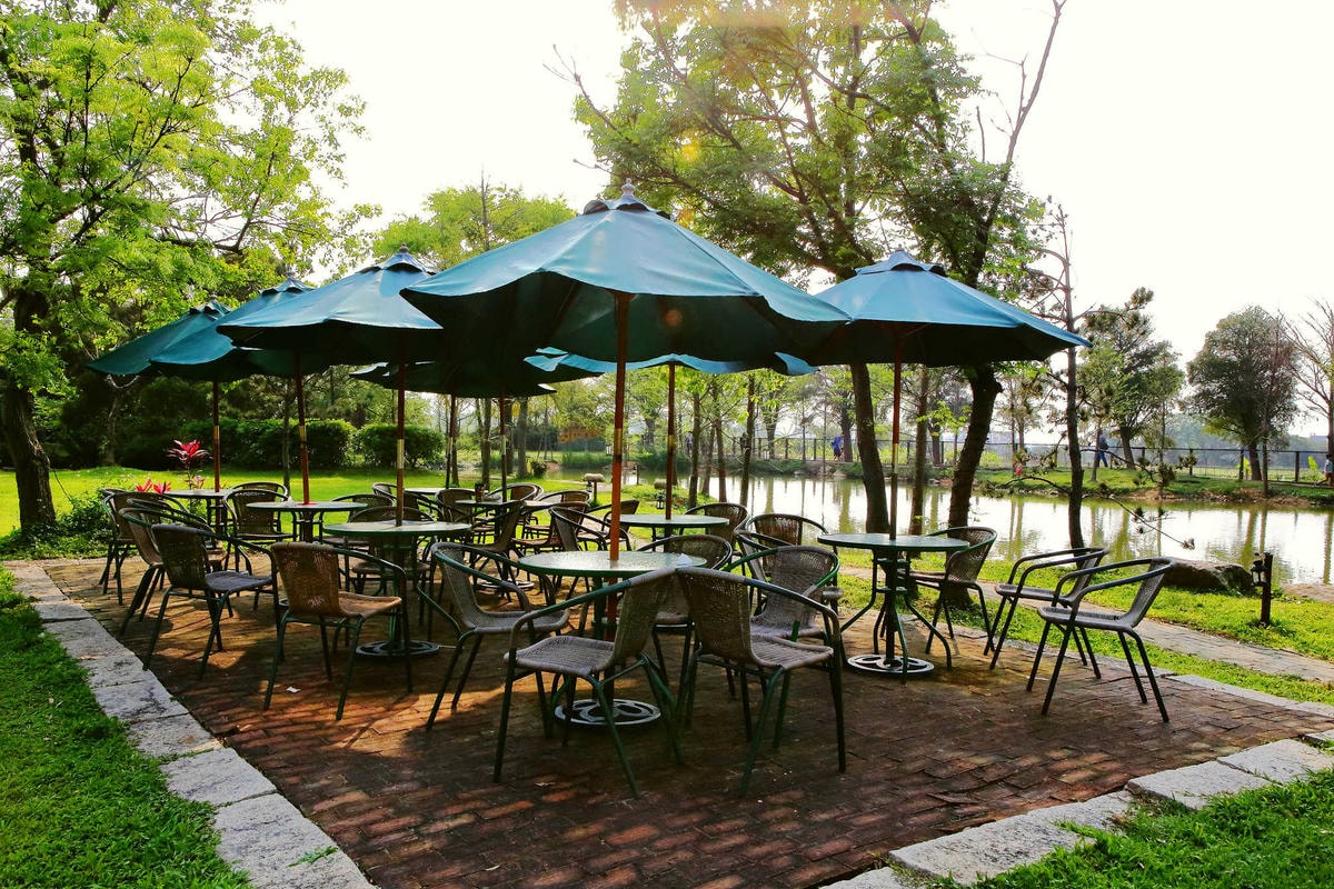 【遊。新竹】松湖休閒親子莊園〜新竹親子景點。沙坑/戲水池/溜滑梯/草皮/釣魚,讓爸媽、小孩都能放鬆的休閒農場