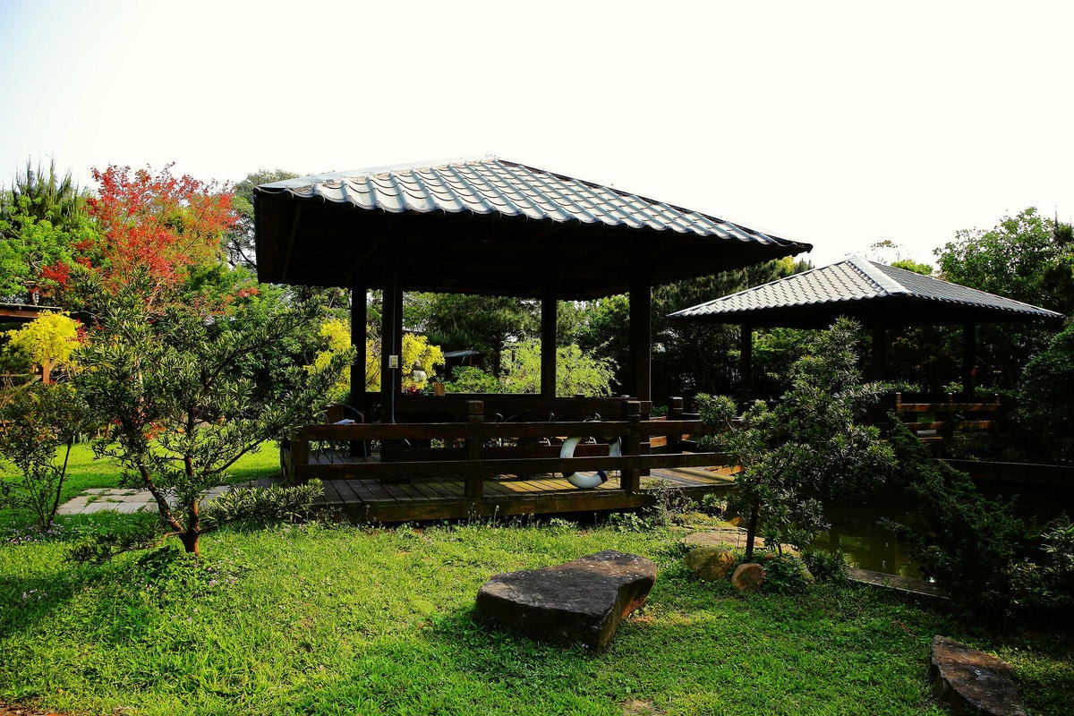 【遊。新竹】松湖休閒親子莊園〜新竹親子景點。沙坑/戲水池/溜滑梯/草皮/釣魚,讓爸媽、小孩都能放鬆的休閒農場