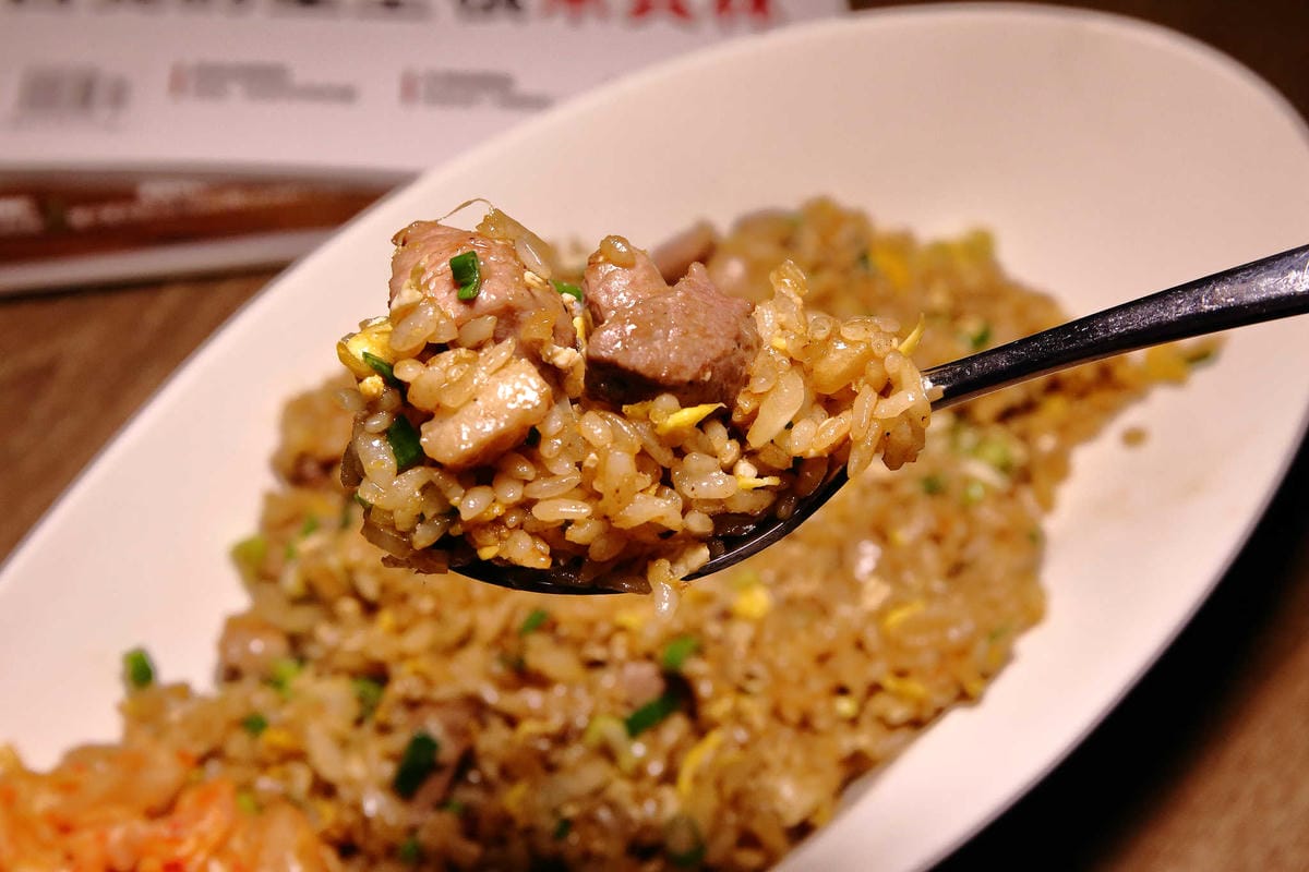 【食。台北】繆思咖啡Muse Café〜民生社區美食推薦。台灣味手路菜+多國創意料理，米其林星級炒飯這裡吃得到！