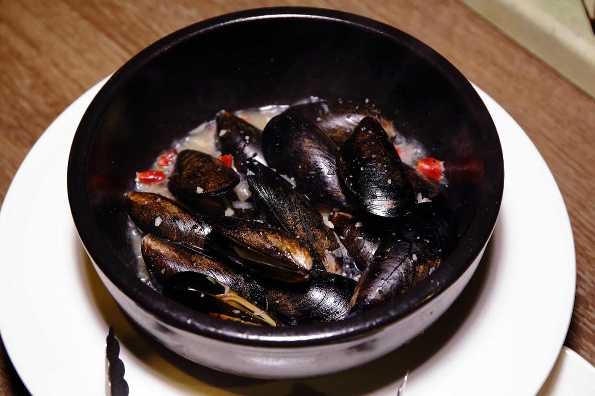 【食。台北】繆思咖啡Muse Café〜民生社區美食推薦。台灣味手路菜+多國創意料理，米其林星級炒飯這裡吃得到！