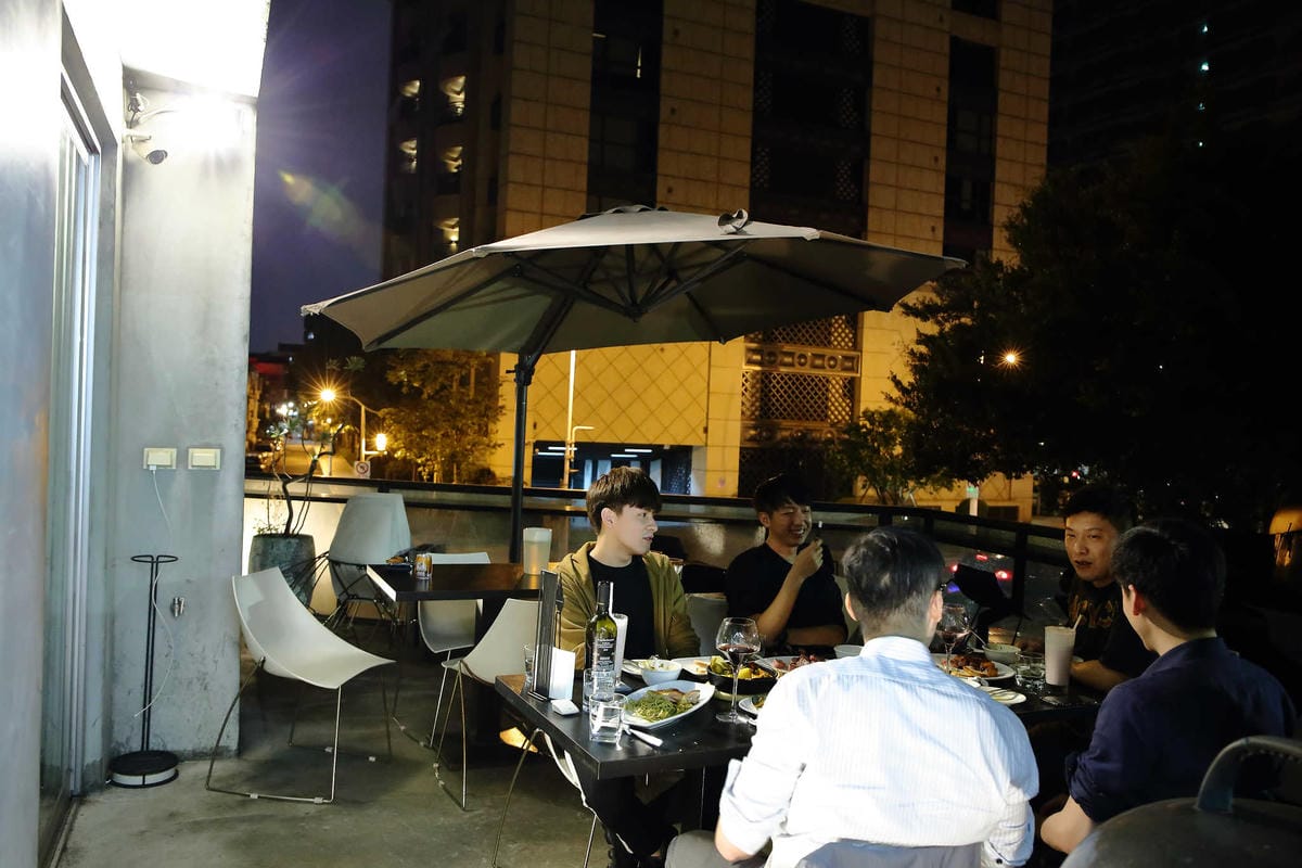 【食。台北】繆思咖啡Muse Café〜民生社區美食推薦。台灣味手路菜+多國創意料理，米其林星級炒飯這裡吃得到！