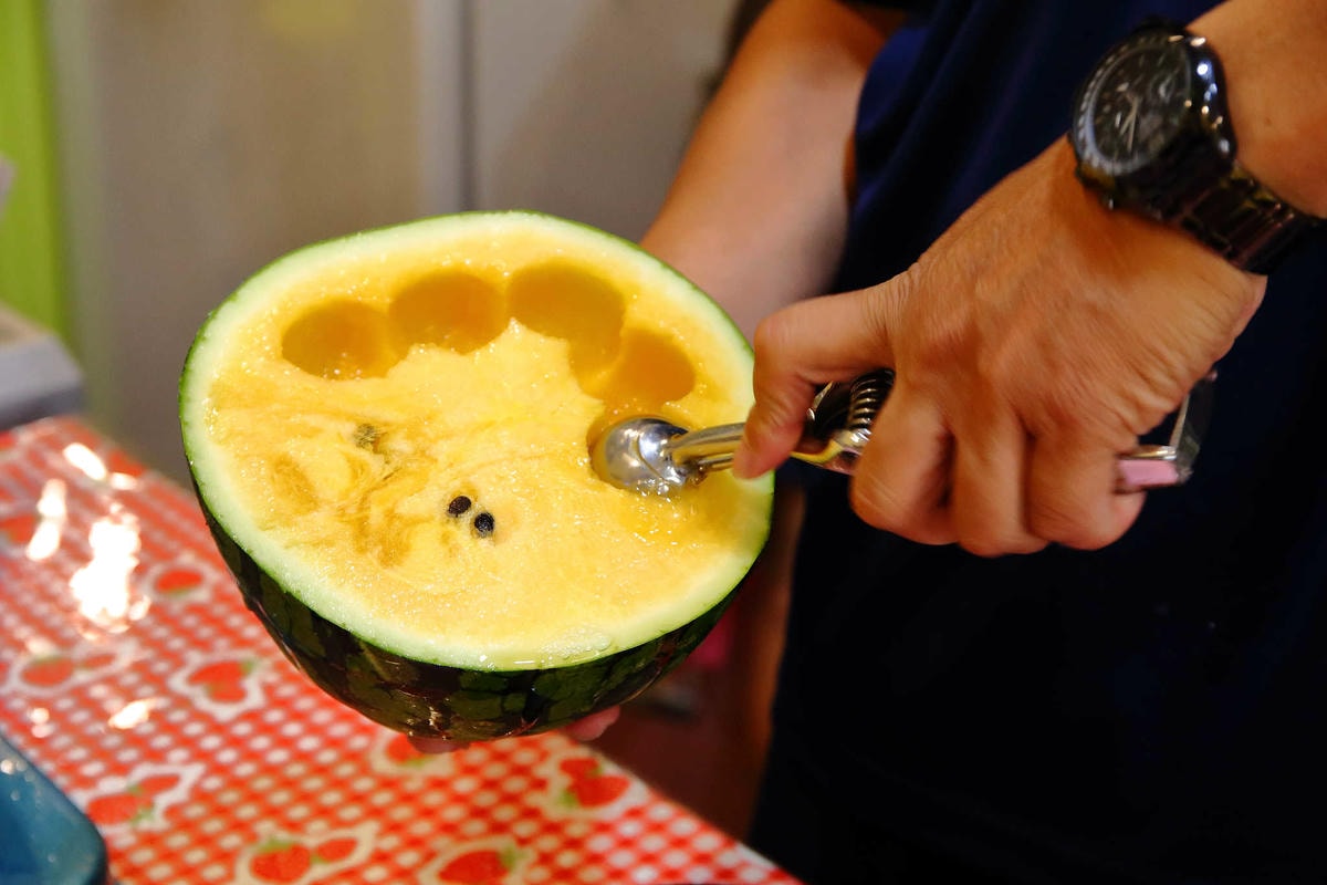 【食。蘆洲】古早味旺來冰店〜銅板價又來了!鄉民大推排隊古早味鳳梨冰,整顆水果端到你面前!