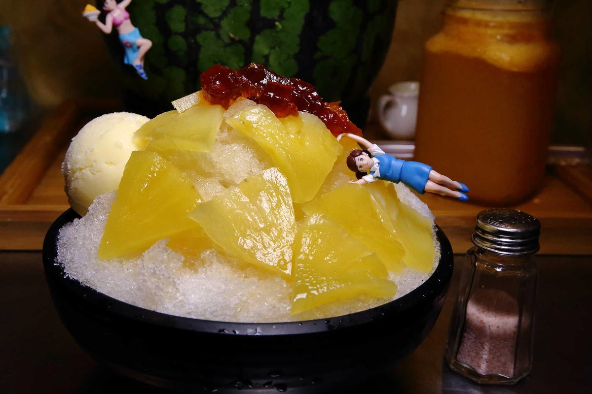 【食。蘆洲】古早味旺來冰店〜銅板價又來了!鄉民大推排隊古早味鳳梨冰,整顆水果端到你面前!