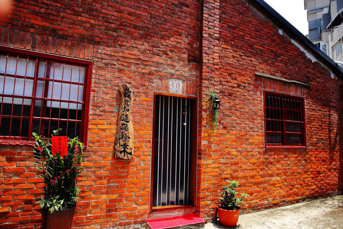 【食。中壢】晴天咖啡sunny cafe〜IG打卡新亮點！隱身巷弄老宅打造咖啡館，一次擁有彩繪&老屋風，文青最愛的懷舊愜意！(已歇業)