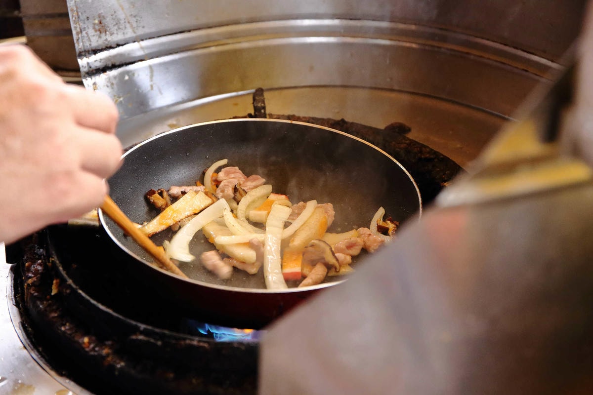 【食。桃園】魔法樂廚手作咖哩、鍋燒麵專賣〜桃園超人氣咖哩飯,藝文特區外帶外送美食。學生上班族最愛的平價咖哩,省錢又顧營養