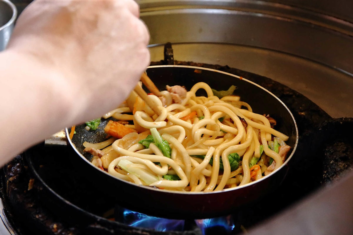 【食。桃園】魔法樂廚手作咖哩、鍋燒麵專賣〜桃園超人氣咖哩飯,藝文特區外帶外送美食。學生上班族最愛的平價咖哩,省錢又顧營養