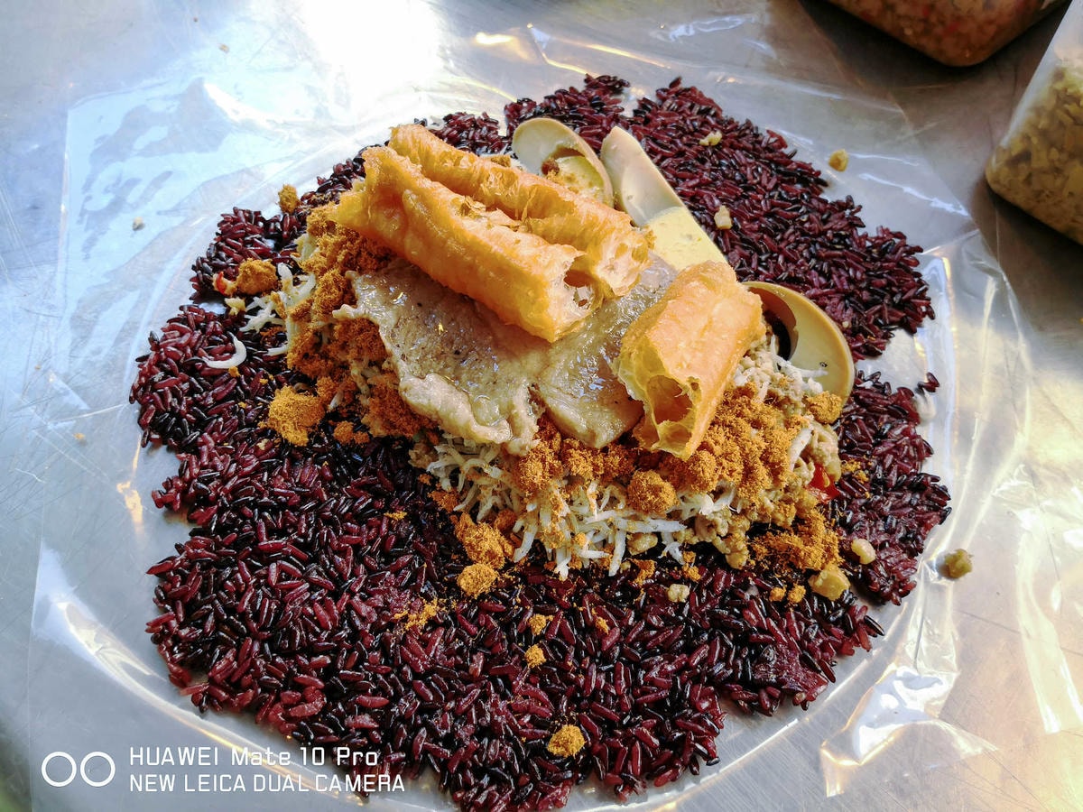 【食。蘆竹】無名飯糰〜在地人狂推薦銅板價早餐!早上6點就排隊的巨無霸綜合飯糰,料多到爆餡!