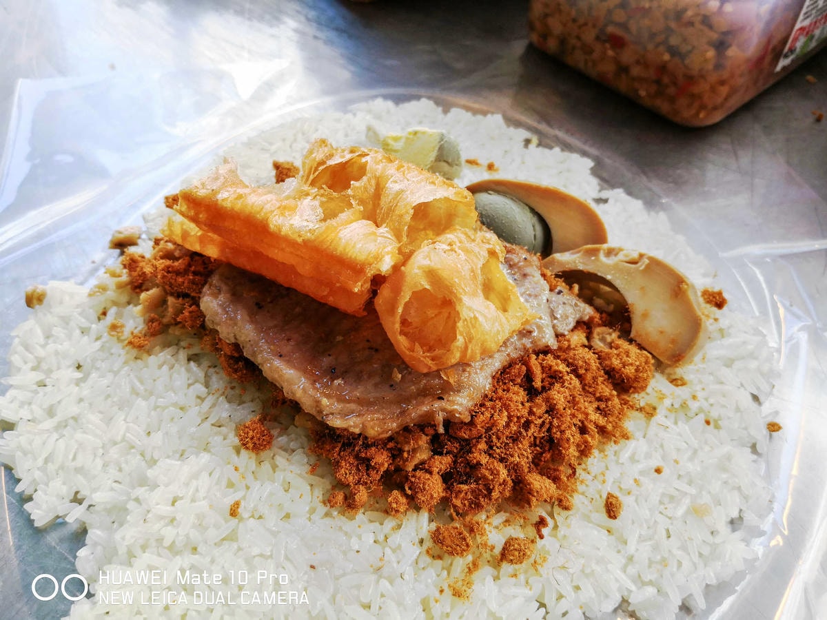 【食。蘆竹】無名飯糰〜在地人狂推薦銅板價早餐!早上6點就排隊的巨無霸綜合飯糰,料多到爆餡!