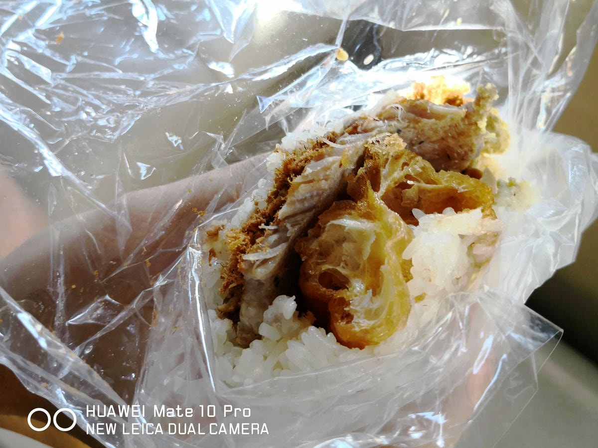 【食。蘆竹】無名飯糰〜在地人狂推薦銅板價早餐!早上6點就排隊的巨無霸綜合飯糰,料多到爆餡!