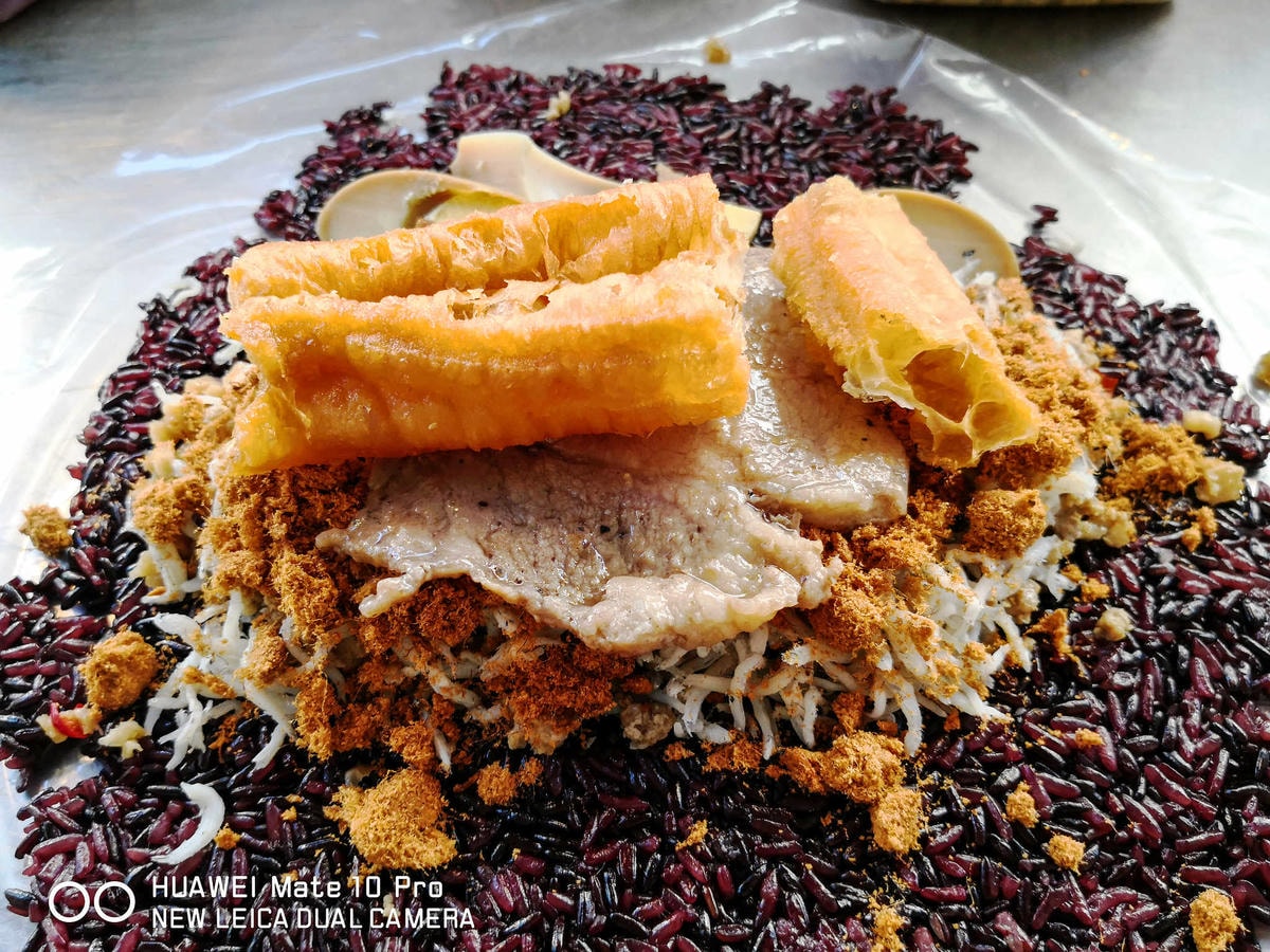 【食。蘆竹】無名飯糰〜在地人狂推薦銅板價早餐!早上6點就排隊的巨無霸綜合飯糰,料多到爆餡!