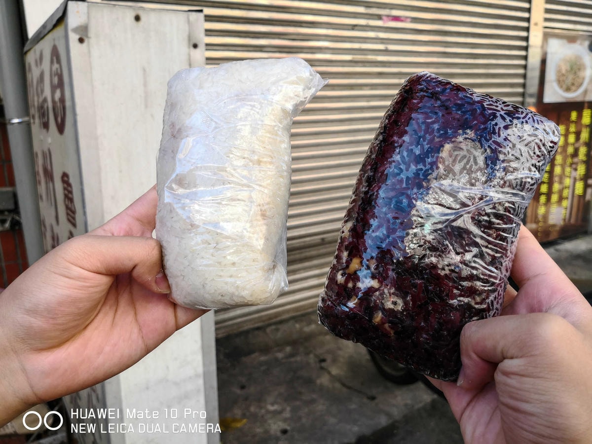 【食。蘆竹】無名飯糰〜在地人狂推薦銅板價早餐!早上6點就排隊的巨無霸綜合飯糰,料多到爆餡!