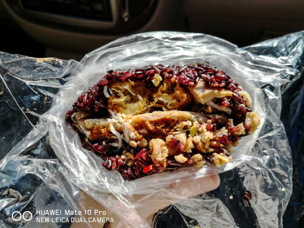 【食。蘆竹】無名飯糰〜在地人狂推薦銅板價早餐!早上6點就排隊的巨無霸綜合飯糰,料多到爆餡!