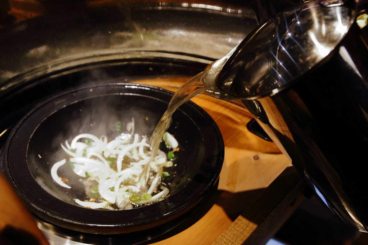 【食。永和】石都府石頭火鍋達人〜新莊超人氣火鍋來永和開店了,主打平價消費超大肉盤,包準你吃飽飽又滿足!(已歇業)