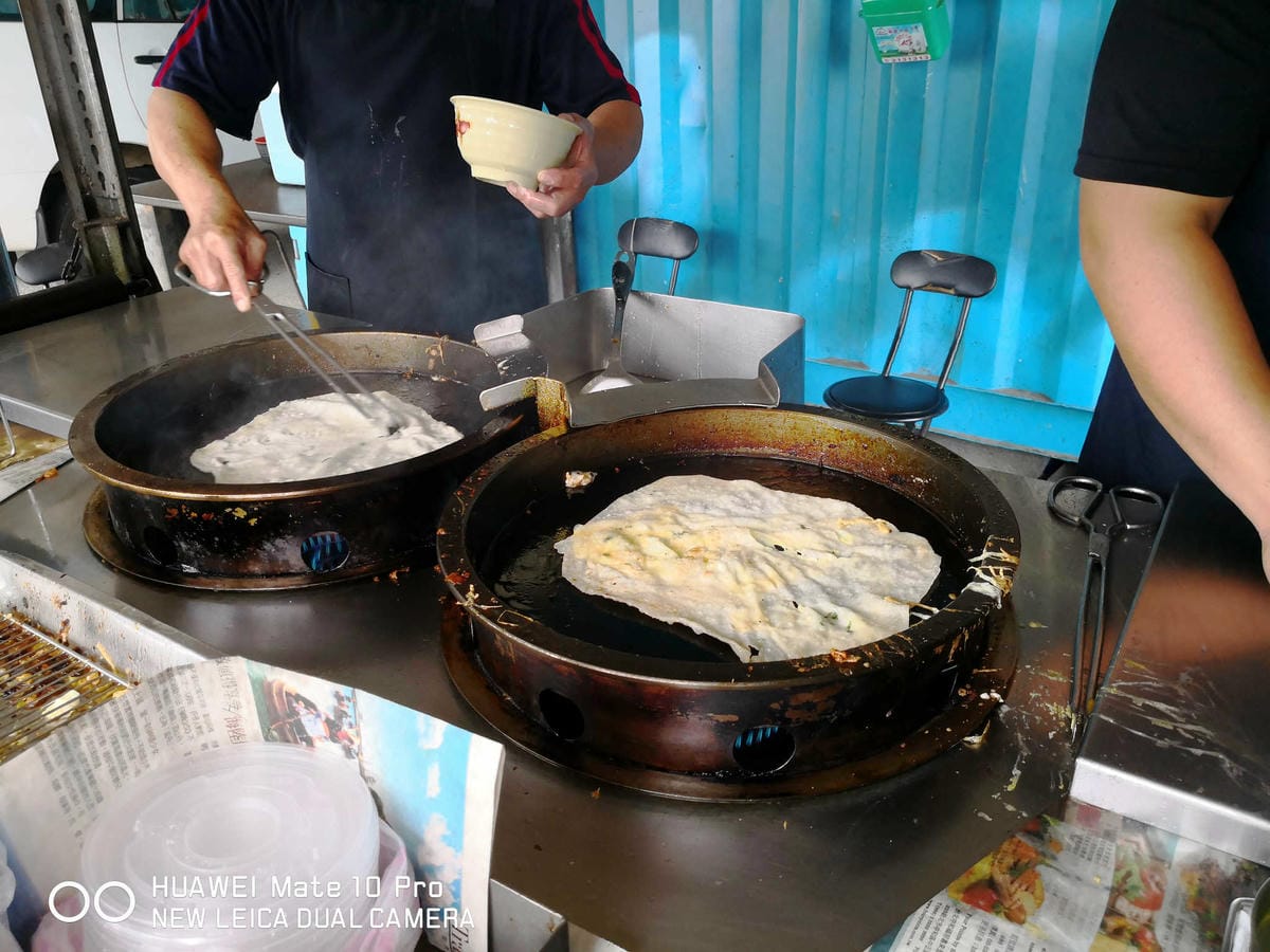 【食。大園】大園手工報紙蛋餅〜報紙包蛋餅？在地人推薦銅板早餐，現擀現煎手工蛋餅，雙蛋蛋餅+辣，吃過一次一定會愛上它！