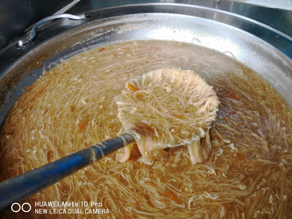 【食。大園】大園手工報紙蛋餅〜報紙包蛋餅？在地人推薦銅板早餐，現擀現煎手工蛋餅，雙蛋蛋餅+辣，吃過一次一定會愛上它！