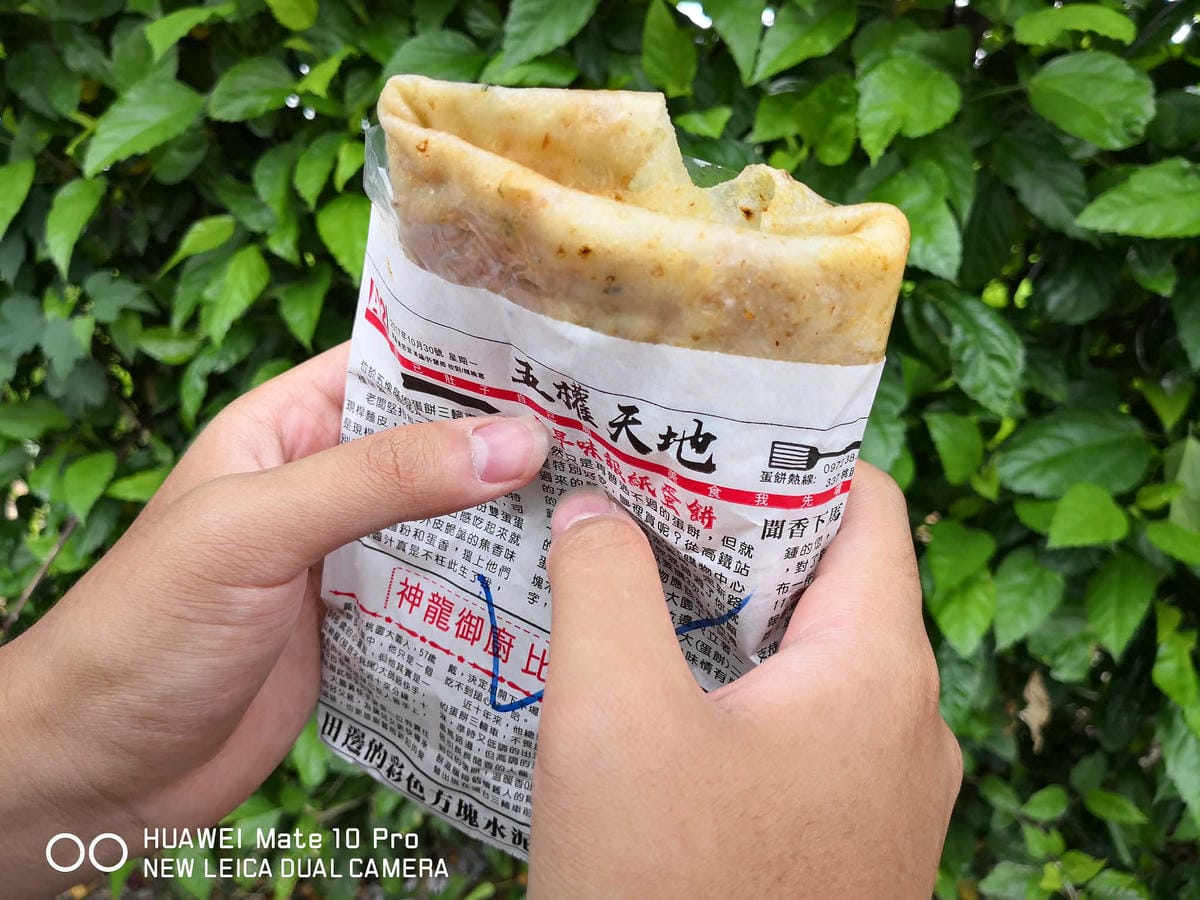【食。大園】大園手工報紙蛋餅〜報紙包蛋餅？在地人推薦銅板早餐，現擀現煎手工蛋餅，雙蛋蛋餅+辣，吃過一次一定會愛上它！