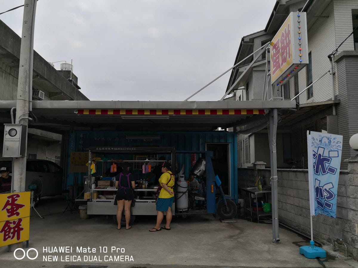 【食。大園】大園手工報紙蛋餅〜報紙包蛋餅？在地人推薦銅板早餐，現擀現煎手工蛋餅，雙蛋蛋餅+辣，吃過一次一定會愛上它！