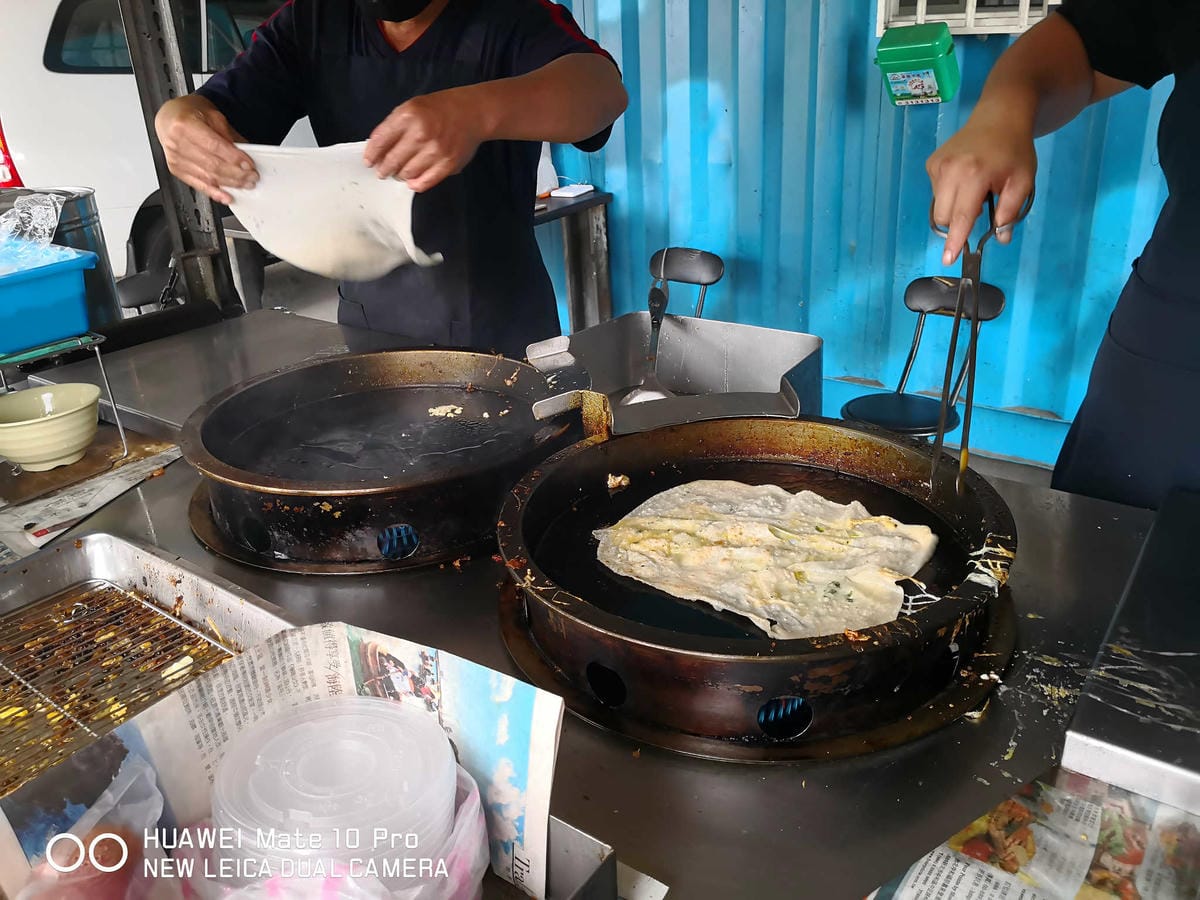 【食。大園】大園手工報紙蛋餅〜報紙包蛋餅？在地人推薦銅板早餐，現擀現煎手工蛋餅，雙蛋蛋餅+辣，吃過一次一定會愛上它！