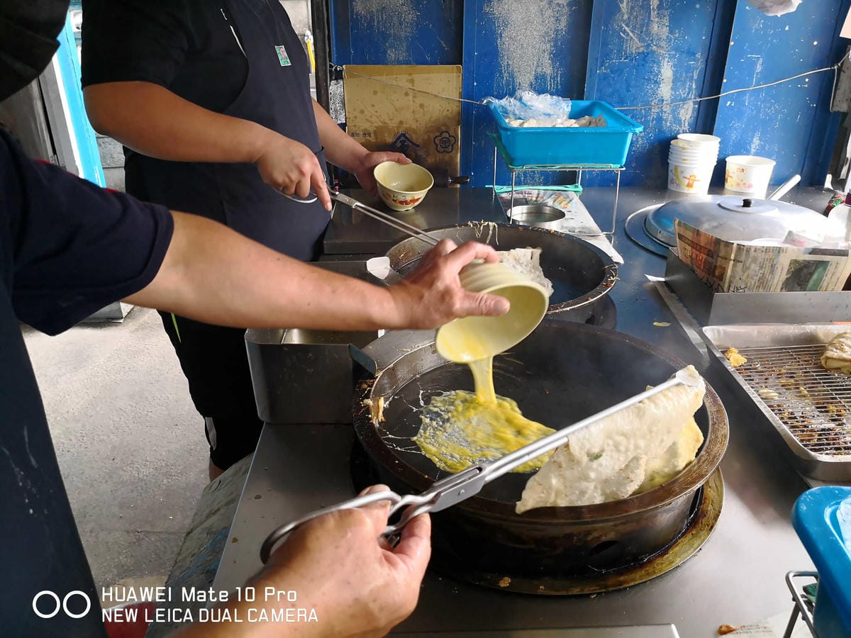 【食。大園】大園手工報紙蛋餅〜報紙包蛋餅？在地人推薦銅板早餐，現擀現煎手工蛋餅，雙蛋蛋餅+辣，吃過一次一定會愛上它！
