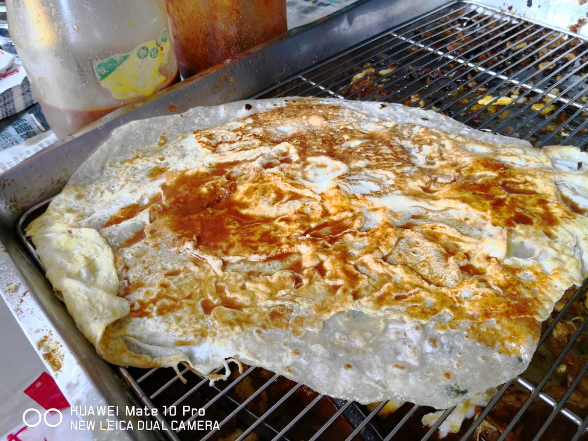 【食。大園】大園手工報紙蛋餅〜報紙包蛋餅？在地人推薦銅板早餐，現擀現煎手工蛋餅，雙蛋蛋餅+辣，吃過一次一定會愛上它！