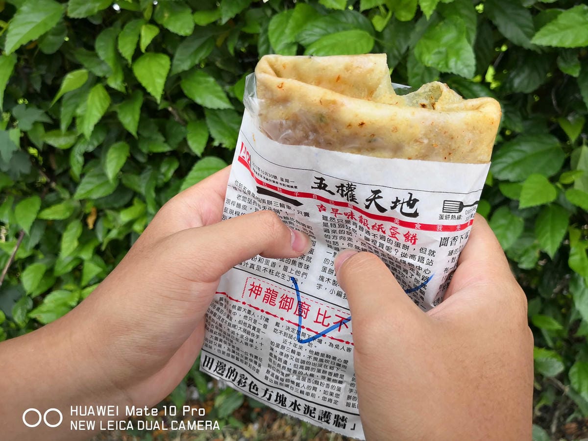 【食。大園】大園手工報紙蛋餅〜報紙包蛋餅？在地人推薦銅板早餐，現擀現煎手工蛋餅，雙蛋蛋餅+辣，吃過一次一定會愛上它！