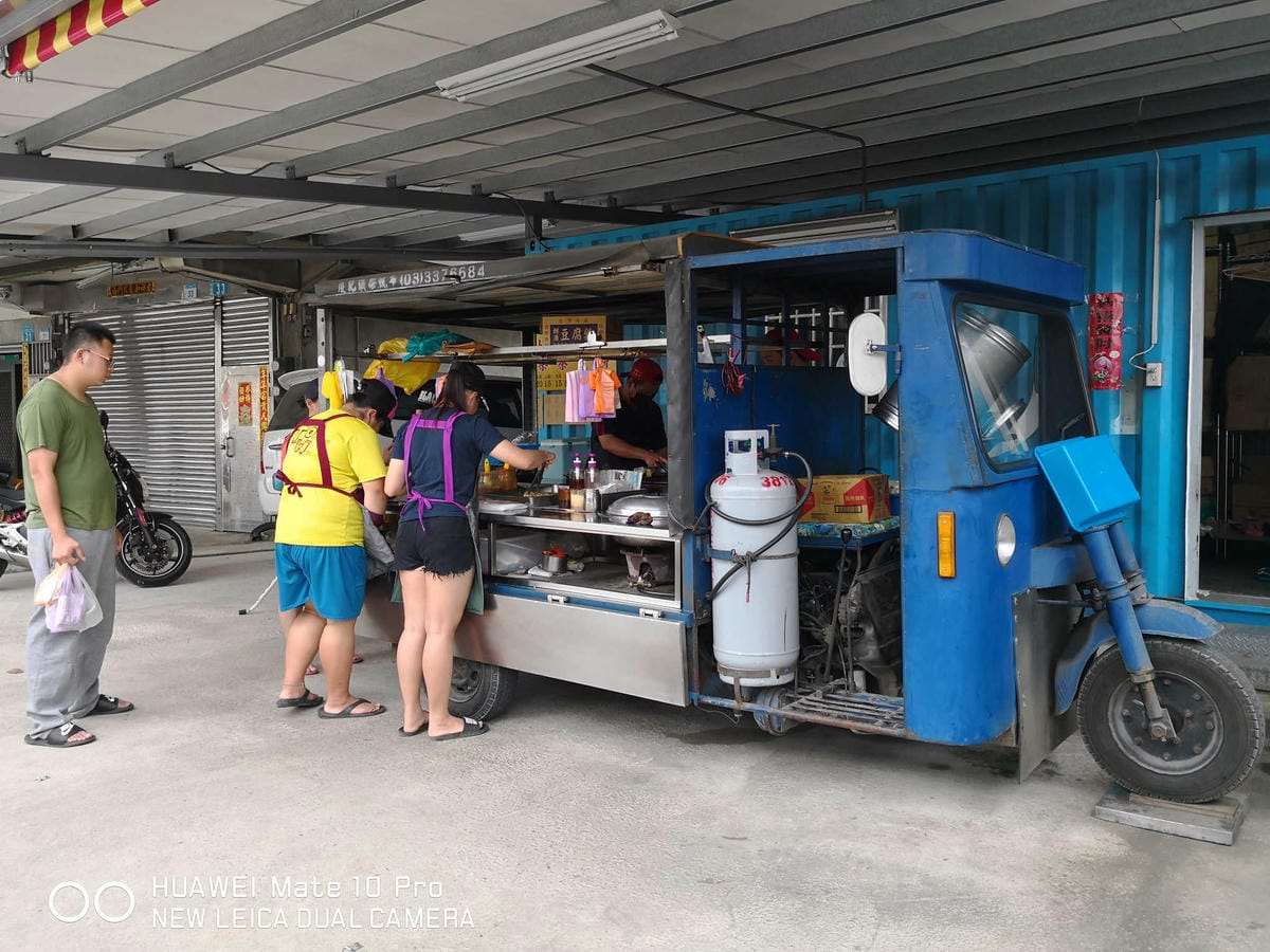 【食。大園】大園手工報紙蛋餅〜報紙包蛋餅？在地人推薦銅板早餐，現擀現煎手工蛋餅，雙蛋蛋餅+辣，吃過一次一定會愛上它！