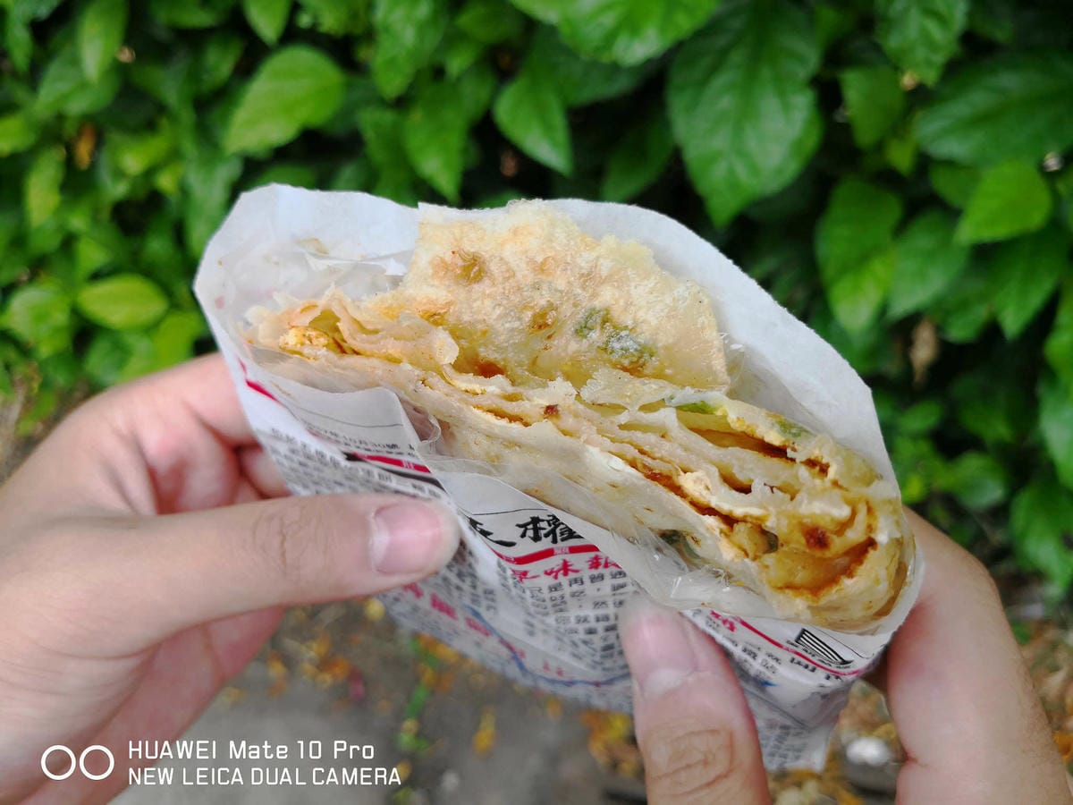 【食。大園】大園手工報紙蛋餅〜報紙包蛋餅？在地人推薦銅板早餐，現擀現煎手工蛋餅，雙蛋蛋餅+辣，吃過一次一定會愛上它！